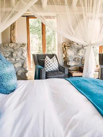 Schlafzimmer mit blauen Kissen und natürlichem Licht