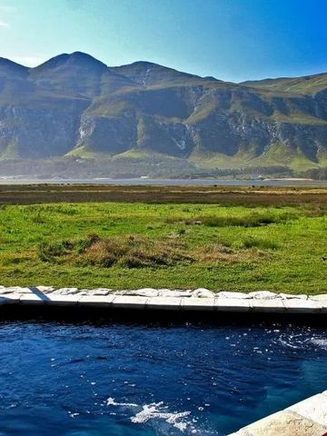 Blick auf einen kleinen Pool mit Berglandschaft im Hintergrund