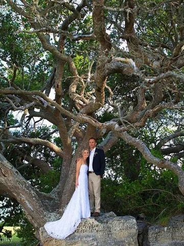 Paar unter einem großen, alten Baum im Garten des Mosaic Lagoon Lodge Hotels