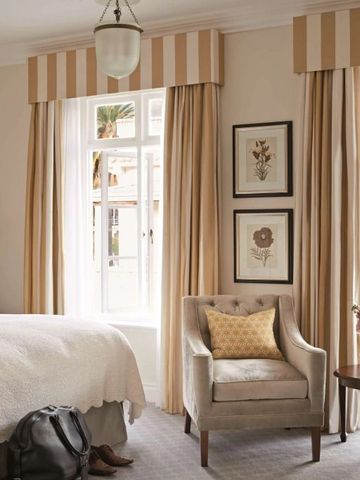 Helles Schlafzimmer mit klassischer Einrichtung und Blick nach draußen