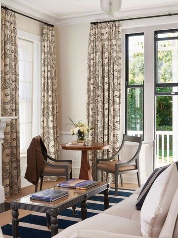 Gemütlicher Wohnbereich mit dekorativem Kamin und großzügigen Fenstern