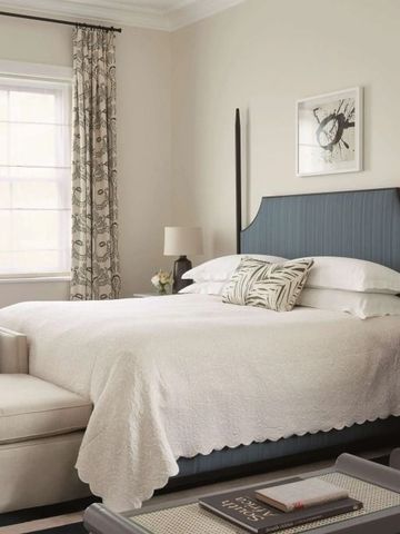 Elegantes Hotelzimmer mit Kingsize-Bett und stilvoller Einrichtung