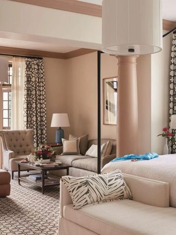 Großzügige Suite mit Sitzbereich und Balkonzugang