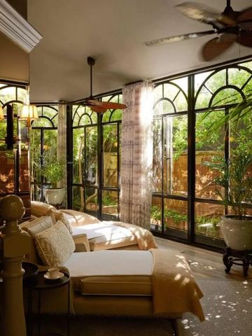 Lichtdurchfluteter Ruhebereich mit Gartenblick und Liegen