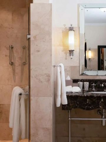 Badezimmerdetail mit moderner Ausstattung und Spiegel