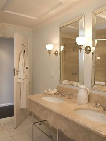 Elegantes Badezimmer mit Doppelwaschbecken und großen Spiegeln