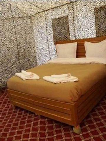 Komfortables Zeltzimmer mit Doppelbett und erdigen Farbtönen