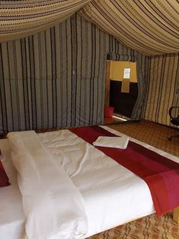 Stilvolles Zeltzimmer mit Doppelbett und gemustertem Stoff