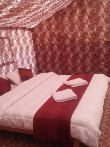 Geräumiges Zeltzimmer mit großem Bett und stimmungsvoller Beleuchtung