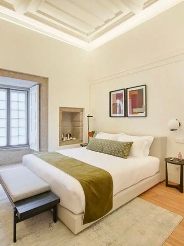 Helles Hotelzimmer mit großem Bett und eleganter Wandgestaltung.