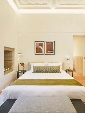 Hotelzimmer mit Doppelbett und raffiniertem Beleuchtungskonzept.