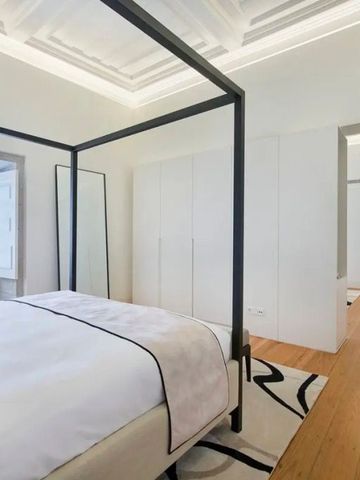 Modernes Hotelzimmer mit Himmelbett und direktem Zugang zum Bad.