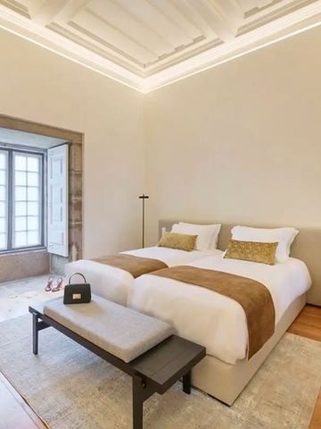 Elegantes Doppelzimmer mit minimalistischem Design und großen Fenstern