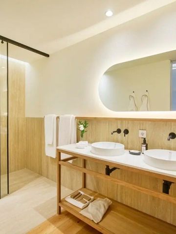 Modernes Badezimmer mit Doppelwaschbecken und gläserner Dusche