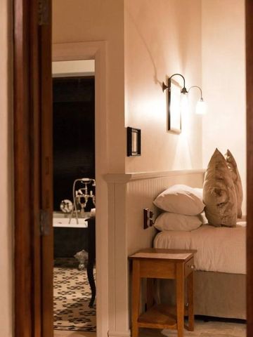 Einblick in ein stilvolles Schlafzimmer mit warmem Licht und modernem Bad