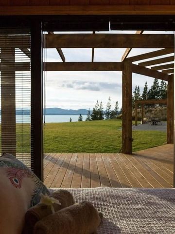 Blick vom Bett auf Terrasse mit Seeblick