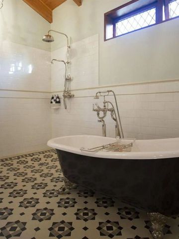 Vintage-Badezimmer mit freistehender Badewanne