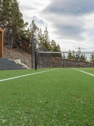 Tennisplatz im Freien mit grüner Kunstrasenfläche
