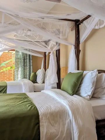 Detail von Betten mit Moskitonetzen im tropischen Stil