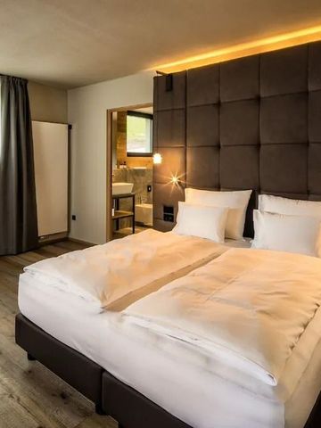 Gemütliches Hotelzimmer mit Kingsize-Bett und moderner Beleuchtung im My Arbor Hotel