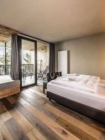 Elegant eingerichtetes Zimmer mit Balkon und Blick auf die Alpen im My Arbor Hotel