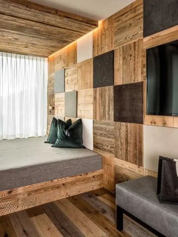 Chice Sitzecke mit Holzwänden und TV im My Arbor Hotelzimmer