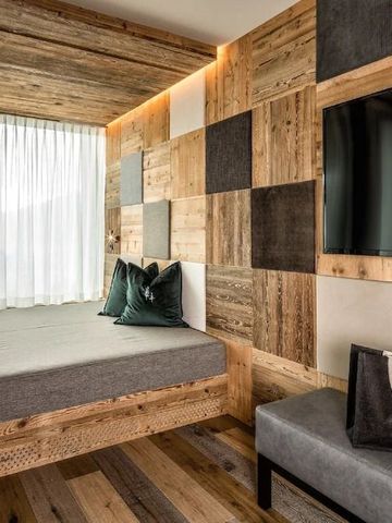 Luxuriöse Sitzecke im Zimmer mit stilvollem Holzdesign