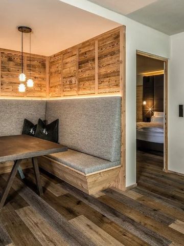 Hoteleinrichtung mit gemütlicher Sitzecke und Holzwänden