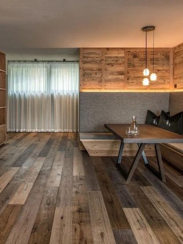 Geräumige Suite mit Tisch und moderner Holzverkleidung