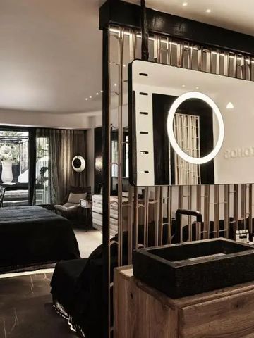 Luxuriöses Hotelzimmer mit modernem Badezimmer und stilvollem Spiegel.
