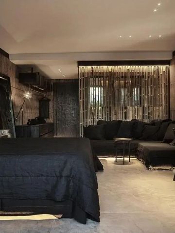 Elegantes Hotelzimmer mit dunklem Dekor und luxuriösem Bett