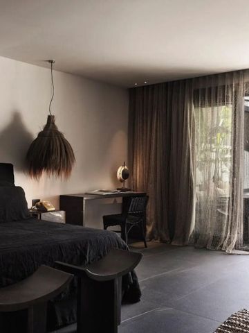 Modernes Hotelzimmer mit Schreibtisch und Blick auf den Balkon