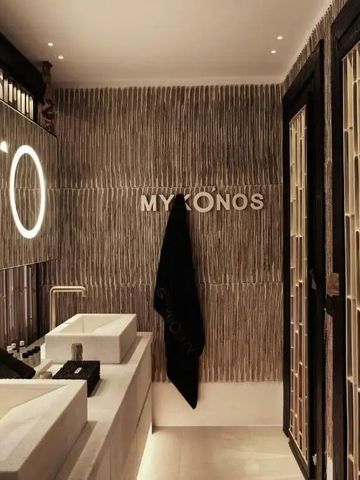 Moderne Badezimmergestaltung mit Doppelwaschbecken und dekorativer Wand