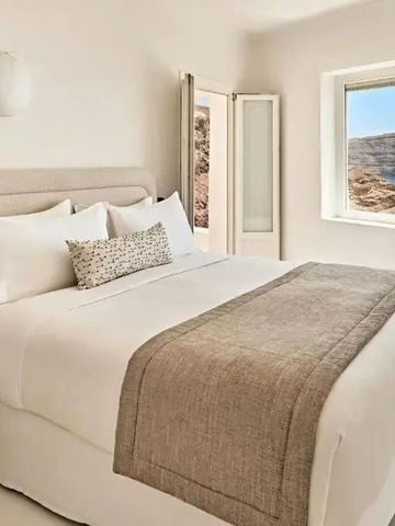 Lichtdurchflutetes Hotelzimmer mit modernem Dekor und Meerblick