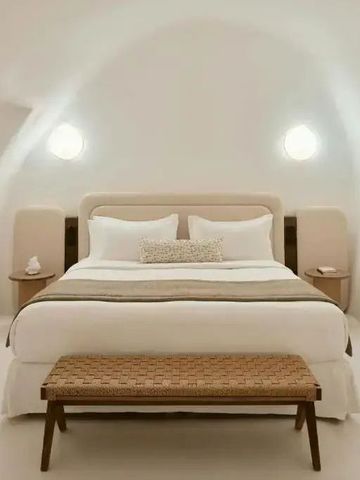 Elegantes Hotelzimmer mit gemütlichem Doppelbett und dezenter Beleuchtung