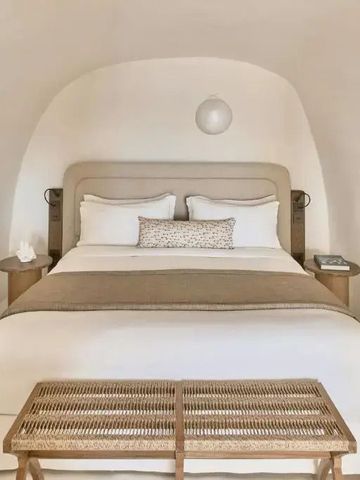 Modernes Hotelzimmer mit gewölbter Decke und eleganter Einrichtung