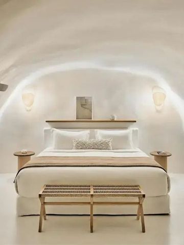 Minimalistisch gestaltetes Zimmer in natürlichen Tönen und organischen Formen.