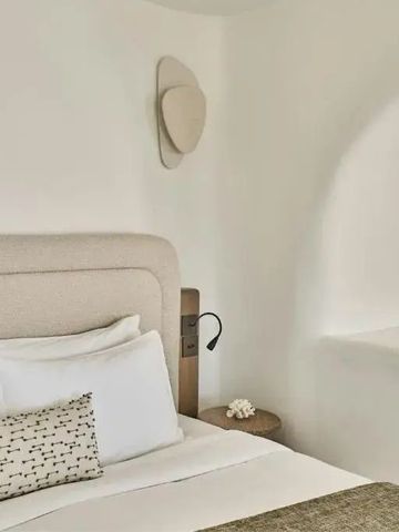 Helles Schlafzimmer mit Cremefarben und natürlicher Beleuchtung.