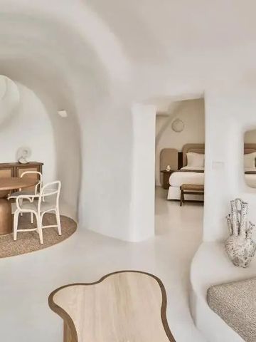 Eleganter Wohnbereich mit Essplatz und natürlicher Einrichtung.