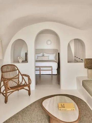 Gemütliches Wohnzimmer mit geschwungenen Linien und warmen Holzelementen.