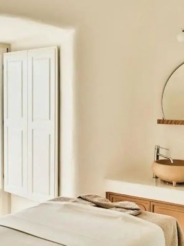 Helliges Spa-Zimmer mit Aussicht auf die blaue Ägäis.