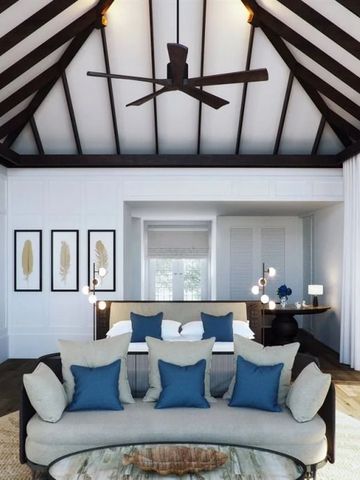 Geräumiger Wohnbereich in einer Villa mit Holzbalkendecke auf den Malediven