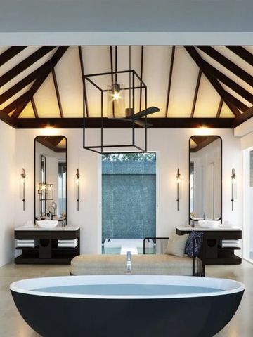 Großzügige Suite mit freistehender Badewanne und stilvollem Design