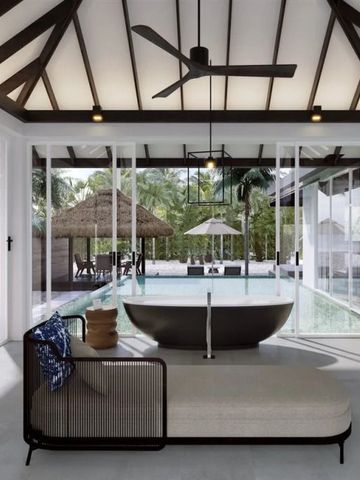 Heller Raum mit Badewanne und direktem Zugang zum privaten Pool