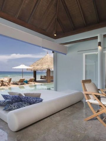 Offene Villa mit Meerblick und modernem Interieur