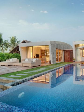 Moderne Villa mit privatem Pool und Terrasse umgeben von Palmen