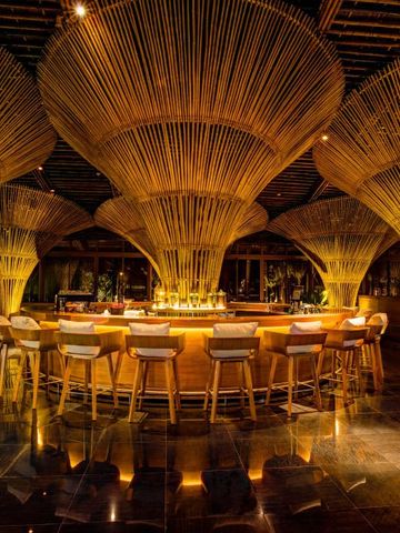 Exklusive Lounge-Bar mit kunstvollen Bambusdekorationen
