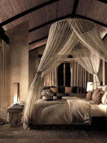 Luxuriöses Schlafzimmer mit Baldachinbett und stimmungsvoller Beleuchtung