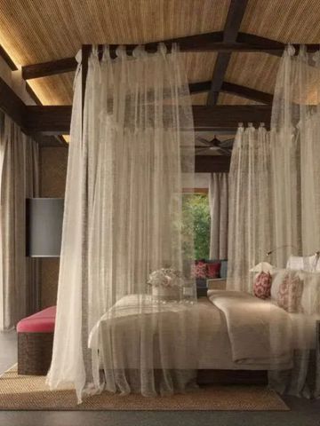 Helles Schlafzimmer mit Baldachin und natürlichem Lichteinfall