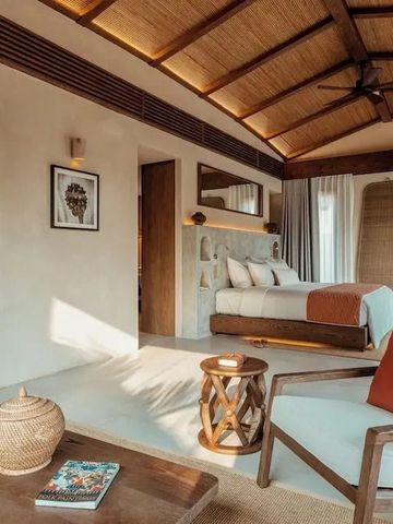 Modernes Zimmer mit Holzelementen und komfortablem Sitzbereich